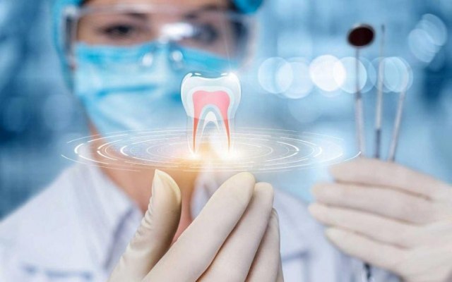 Zubni implantati i bezmetalne krunice: Raspon cena i kvaliteta, ordinacije nude i otplatu na rate